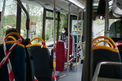 Un autobús urbano prácticamente vacío, ayer, en Pamplona.