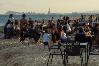 Les platges barcelonines i els xiringuitos van seguir ahir amb molt públic.