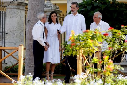 Els reis, amb Josep Borrell i l’historiador Eusebio Leal.