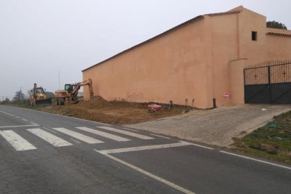 Les obres a la façana del cementiri de Benavent.