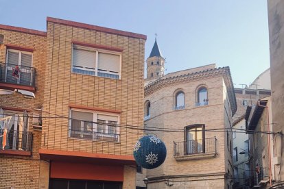 Un grupo de visitantes al centro histórico de Fraga.