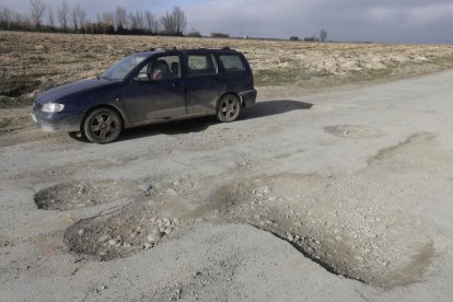 Los socavones del tramo de Camí de la Rasa que se arreglará tras las protestas de los vecinos.