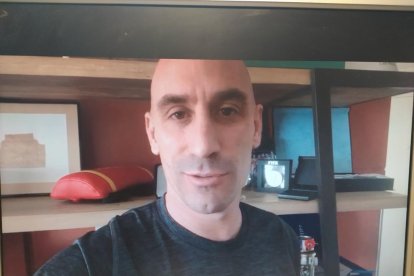 Luis Rubiales, president de la RFEF, i Kelly Isaiah, cantant de Koers i exjugador del Balàfia, en els seus missatges per vídeo al club lleidatà.