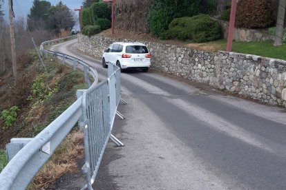 El camino es muy estrecho y presenta algunos desprendimientos.