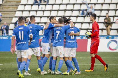 Jugadores del Lleida celebran un gol durante el partido ante el Ejea.