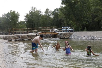 Imatge de nens banyant-se a la platja fluvial d’Ogern, a l’Alt Urgell.