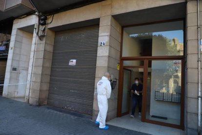 Agents dels Mossos d’Esquadra ahir a l’immoble on va tenir lloc el crim a Cappont.