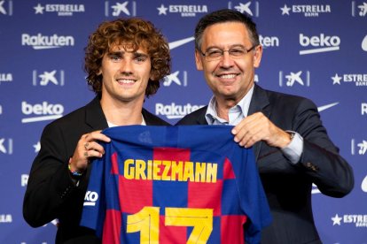 Griezmann i Bartomeu, amb la samarreta amb el dorsal ‘17’ que lluirà el francès.