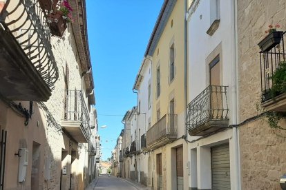 La calle Major de La Floresta, donde la mayoría de las casas están cerradas.