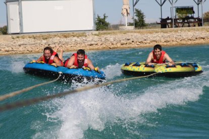 Una de les activitats aquàtiques que es poden practicar a les basses de reg de Gimenells i Pla de la Font.