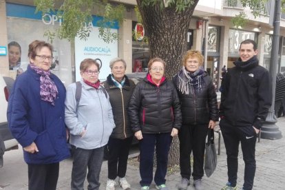 El grup de passeig de la tercera edat amb el monitor.