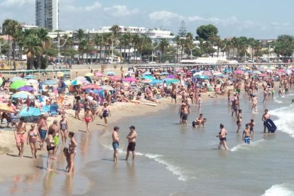 Turistes a l’arribar a Alguaire en un dels vols a les illes Balears.