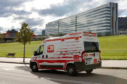 Una ambulancia ayer en el Hospital Central de Asturias.