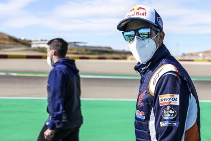 Àlex Màrquez, revisando ayer el circuito antes de comenzar la sesión de entrenamiento.