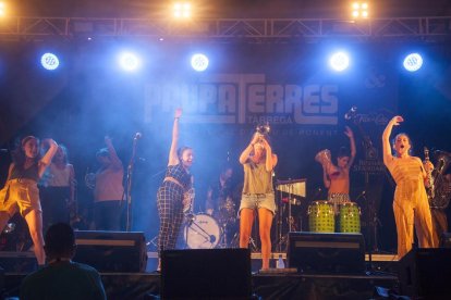 Balkan Paradise Orchestra, dissabte a la nit en ple concert al Paupaterres.