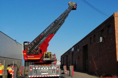 Sofocan un incendio en una nave industrial del polígono El Segre 