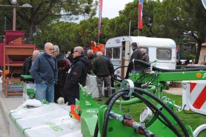 Expositors de maquinària agrícola al recinte exterior.