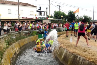 Una de les embarcacions que van participar ahir en la Transéquia de la partida del Camí de Montcada.