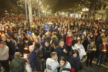 Els radicals van fer barricades amb contenidors per protegir-se de les càrregues policials.