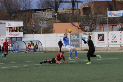 El porter de l’Efac Jordi Chiné surt de la porteria per tallar la rematada d’un jugador de l’Alcarràs.