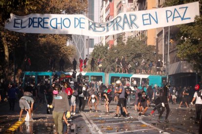 Algunos encapuchados colocaron un autobús en mitad de la plaza para barrar el paso a la policía.