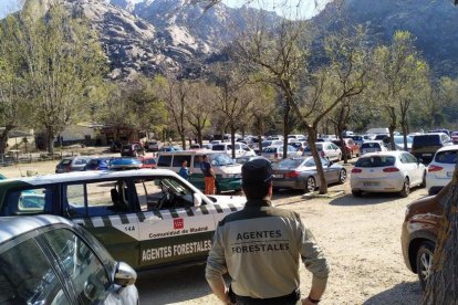 El párking de La Pedriza, en la sierra madrileña, llena de vehículos ayer.