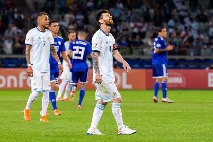 Leo Messi es desespera durant el partit de la selecció argentina contra Paraguai.