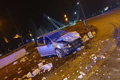 Imatge del vehicle, que van abandonar a sobre de la rotonda.