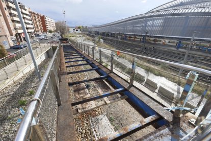 Desmunten les fustes de les rampes de la passarel·la de Renfe