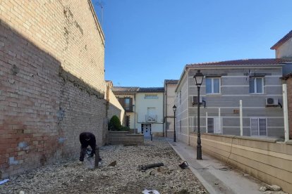 El entorno de la fachada norte de la iglesia de Torrelameu. 