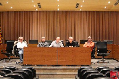 La junta directiva del Balaguer, ahir durant la celebració de l’assemblea extraordinària.