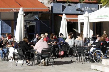 Imagen de archivo de clientes en la terraza de un bar.