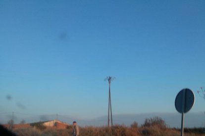 Una persona, caminant ahir per la carretera cap a Llívia.