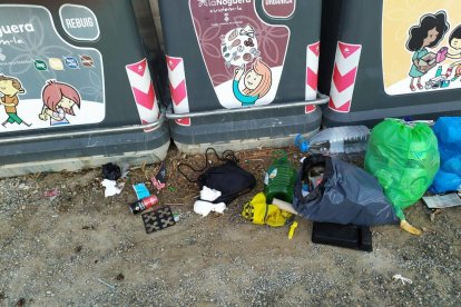 Contenedores en Bellcaire con basura en el exterior. 