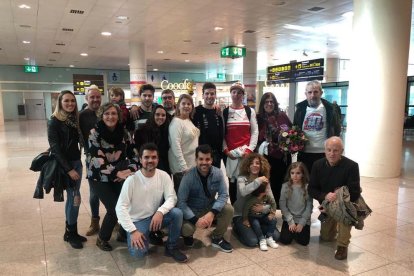 Jaume Betriu, junto a su pareja Laia Sanz, fue recibido en el aeropuerto por familiares y amigos.