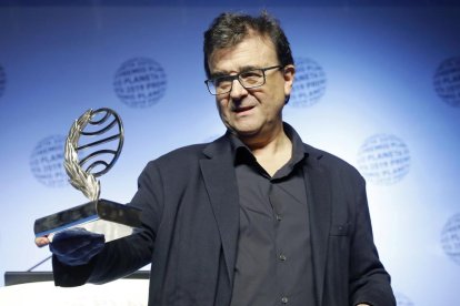 El escritor Javier Cercas, anoche tras recibir el Premio Planeta en la gala celebrada en Barcelona.