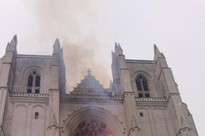 Foc a la catedral de Nantes