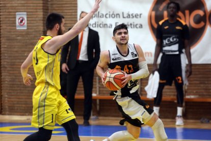 El leridano Sergi Quintela penetra a canasta ante el jugador del Canoe, De la Rúa, en una acción del partido de ayer.