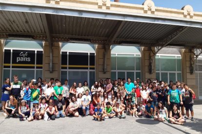 El centenar de nens i adolescents que participen en les colònies van arribar ahir a Lleida.