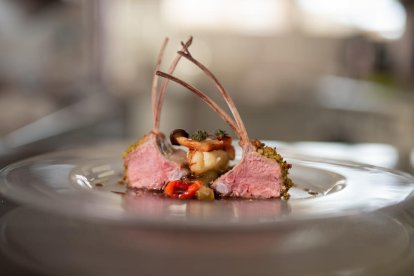 El costellam d'ovella xisqueta, cuinat al forn i a la planxa, es combina amb escalivada i herbes aromàtiques.