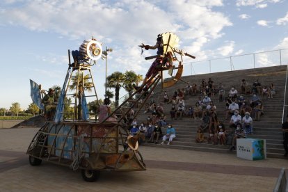 La compañía leridana El Sidral protagonizó ayer en la plaza de la Llotja el espectáculo ‘Els mentiders’.