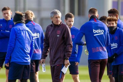 Quique Setién durante el entrenamiento del equipo previo al encuentro frente al Granada.