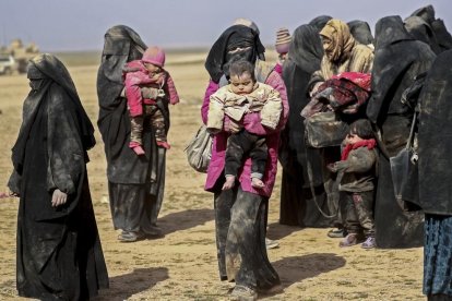 Mujeres y niños huyen del último reducto de Estado Islámico en Siria.