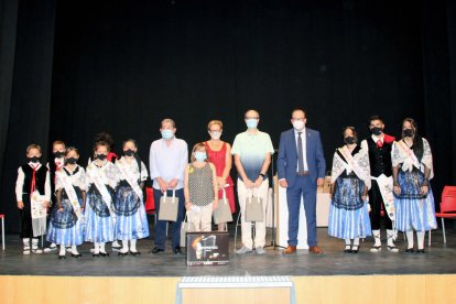 Imatge del pregó a càrrec del personal sanitari del consultori mèdic (esquerra) i del concert del grup infantil d’El Pot Petit (dreta), que va ser el primer acte de les festes.