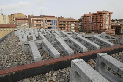 Els treballs per instal·lar plaques fotovoltaiques al Rectorat de la UdL.