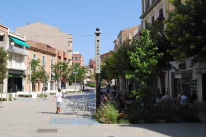 Ocio y seguridad  -  Las obras de reforma del centro urbano contaron con la instalación de unos tótems en cada una de las plazas que, aparte de servir de punto wi-fi, también cuentan con cámaras de videovigilancia para mejorar la seguridad de l ...