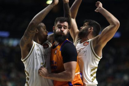 Bojan Dubljevic és bloquejat per Felipe Reyes i Trey Thompkins.