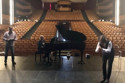 Ensayo ayer en el Teatre de Balaguer, con Jesús Agelet, Xavier Monge y Javier Lázaro.