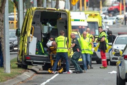 Los servicios médicos atienden a las decenas de heridos en el doble atentado terrorista.