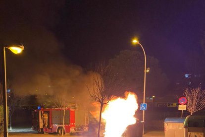 Un contenidor en flames davant del CAP de la Mariola.